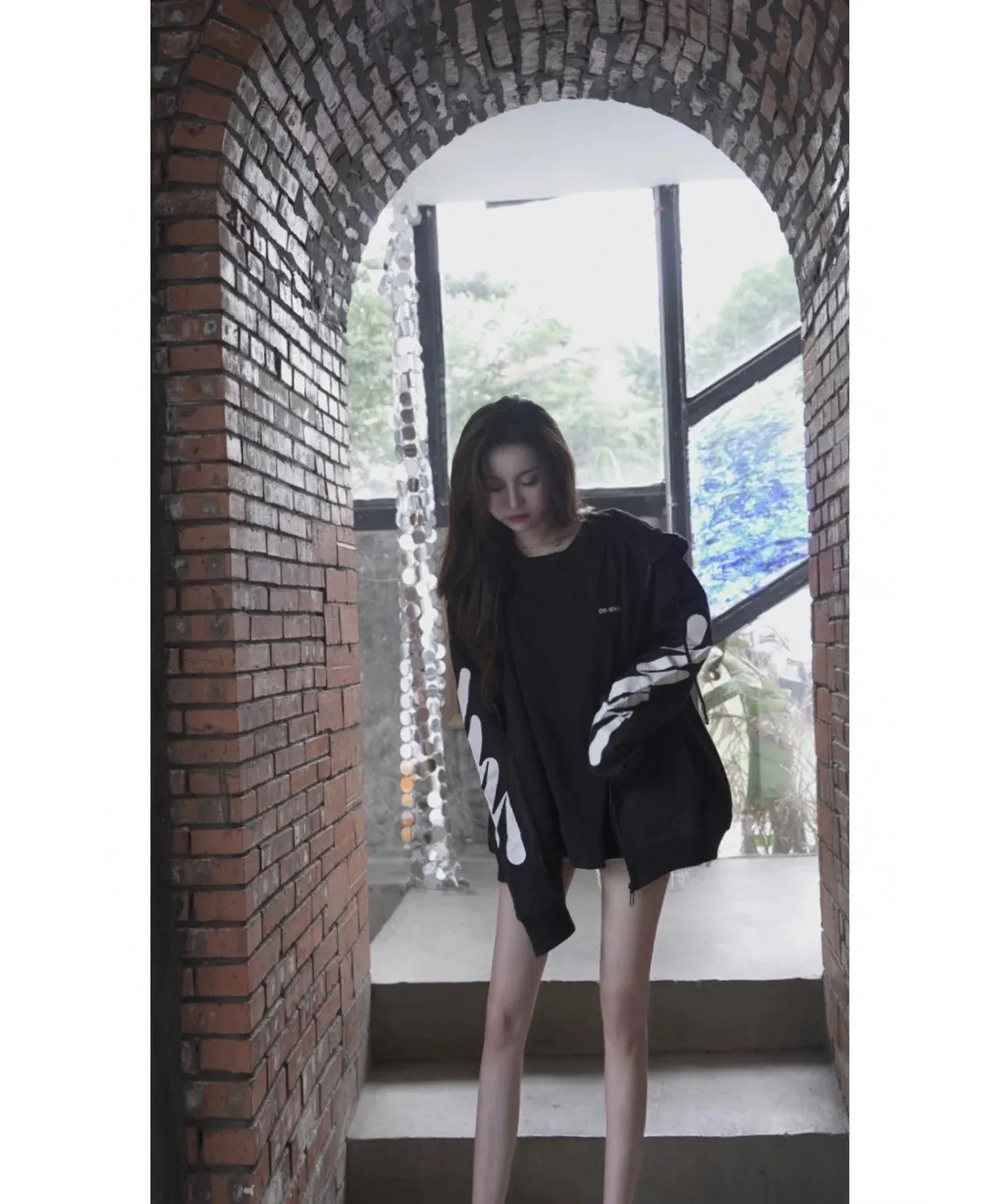 Top tested version OFF-WHITE OW black and white graffiti brush wavy pattern zebra crossing ECG men's and women's loose T-shirt unisex zipper hoodie sweatshirt After the ECG series, the tiger stripe pattern appears again. This may be another simple and luxurious new model after the merger with LV. Awesome black and white color scheme, new artistic derivation of signature elements, and simple fashion style is remarkable. Small dropped shoulders, slightly wide style, suitable for both men and women.  Imported glue technology, extremely strong. 21 brand new washable collar label tags, customized one to one. The fabric is 480g double-ply double-yarn terry fabric, which is full of drape and smooth to the touch. A must-have for fall and winter!  Color: Black Size: XS-L P:410